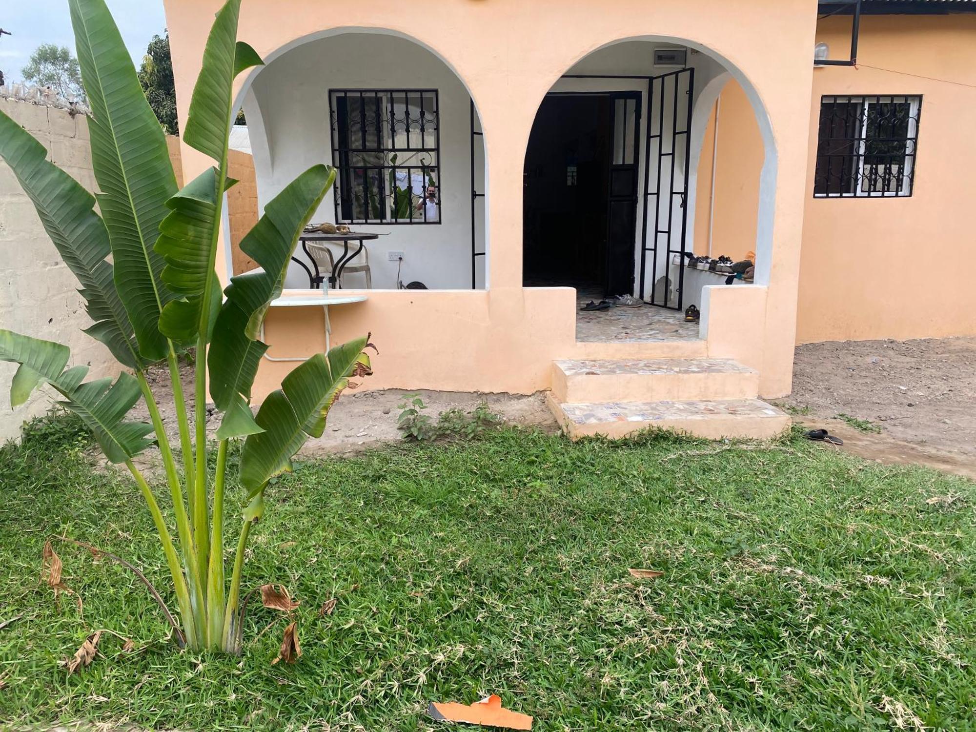 Good Vibes Guesthouse Brusubi Bagian luar foto